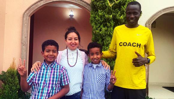 Hillary Kimaiyo, Yenie Nava y sus dos hijos planean su futuro en México, aunque sin deslindarse del atletismo que tantos éxitos le ha dado. (MARCOS GONZÁLEZ / BBC)