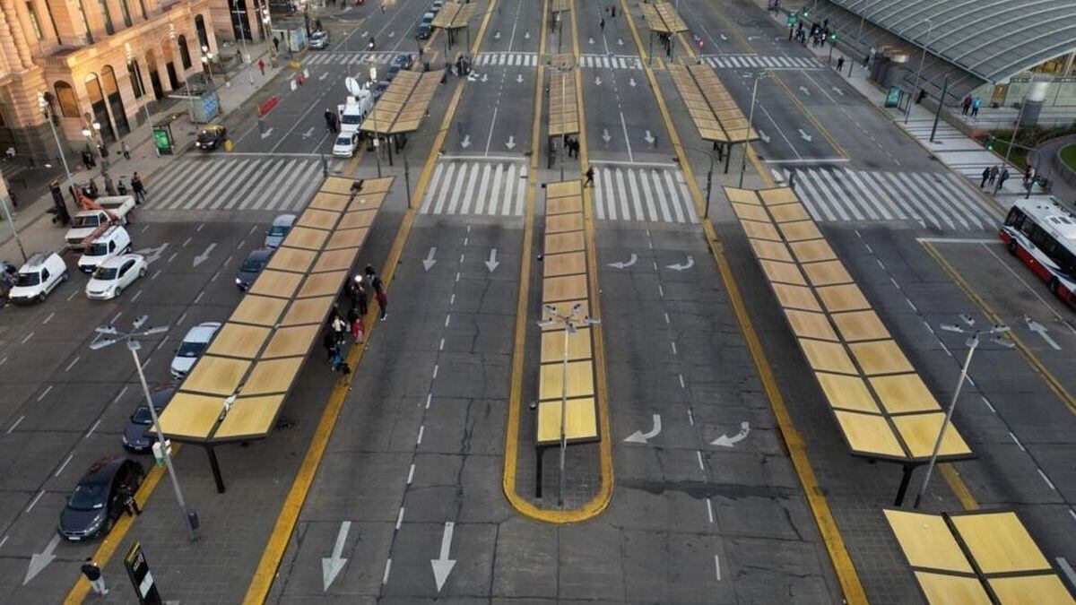 Vista área de las paradas de autobuses vacías frente a la estación de trenes de Constitución durante la huelga general el 9 de mayo en Buenos Aires. (Foto: AFP)