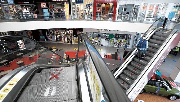 En plena campaña navideña, los centros comerciales tendrán un impacto al permitirse el uso de autos particulares los domingos. (Foto: GEC | Francisco Neyra)