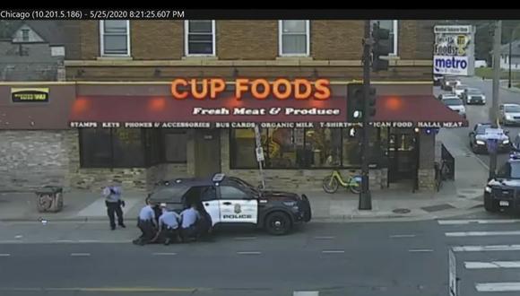 En esta captura de un video de vigilancia, del 25 de mayo de 2020, se ve a los oficiales de policía de Minneapolis de izquierda a derecha, Tou Thao, Derek Chauvin, J. Alexander Kueng y Thomas Lane intentando detener a George Floyd en Minneapolis, Minnesota. (Court TV vía AP / Archivo)