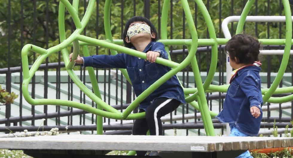 Coronavirus: las mascarillas son muy peligrosas para niños menores de dos años, según grupo médico japonés. (AP Photo/Koji Sasahara).