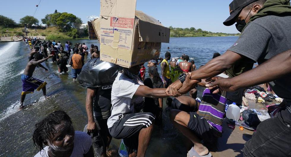Migrantes haitianos cruzan hacia Estados Unidos desde México el viernes 17 de septiembre de 2021, en Del Rio, Texas. (Foto AP / Eric Gay).