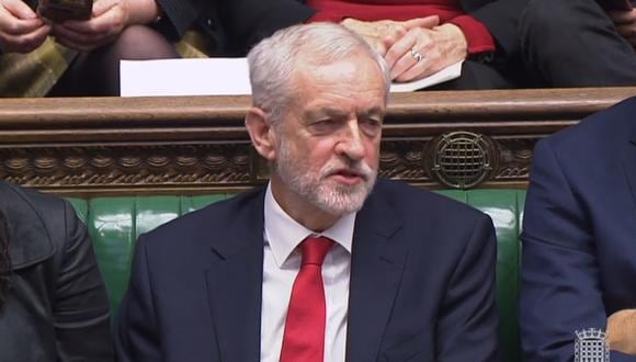 Corbyn acusado de decir "mujer estúpida" en voz baja en debate con May. Foto: AFP