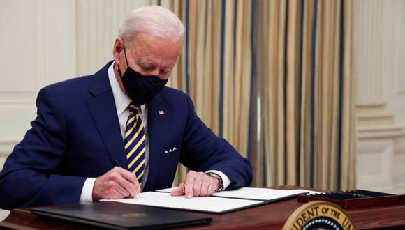 El presidente de los Estados Unidos, Joe Biden, firma una orden ejecutiva después de hablar sobre los planes de su administración para responder a la crisis económica durante un evento de respuesta a la enfermedad por coronavirus (COVID-19) en el Comedor Estatal de la Casa Blanca en Washington, Estados Unidos.- (Foto: REUTERS / Jonathan Ernst).