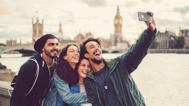 "Tomar fotos incesantemente y rápidamente baja el nivel de atención hacia lo que estamos fotografiando", según Giuliana Mazzoni. (Foto: Getty Images)