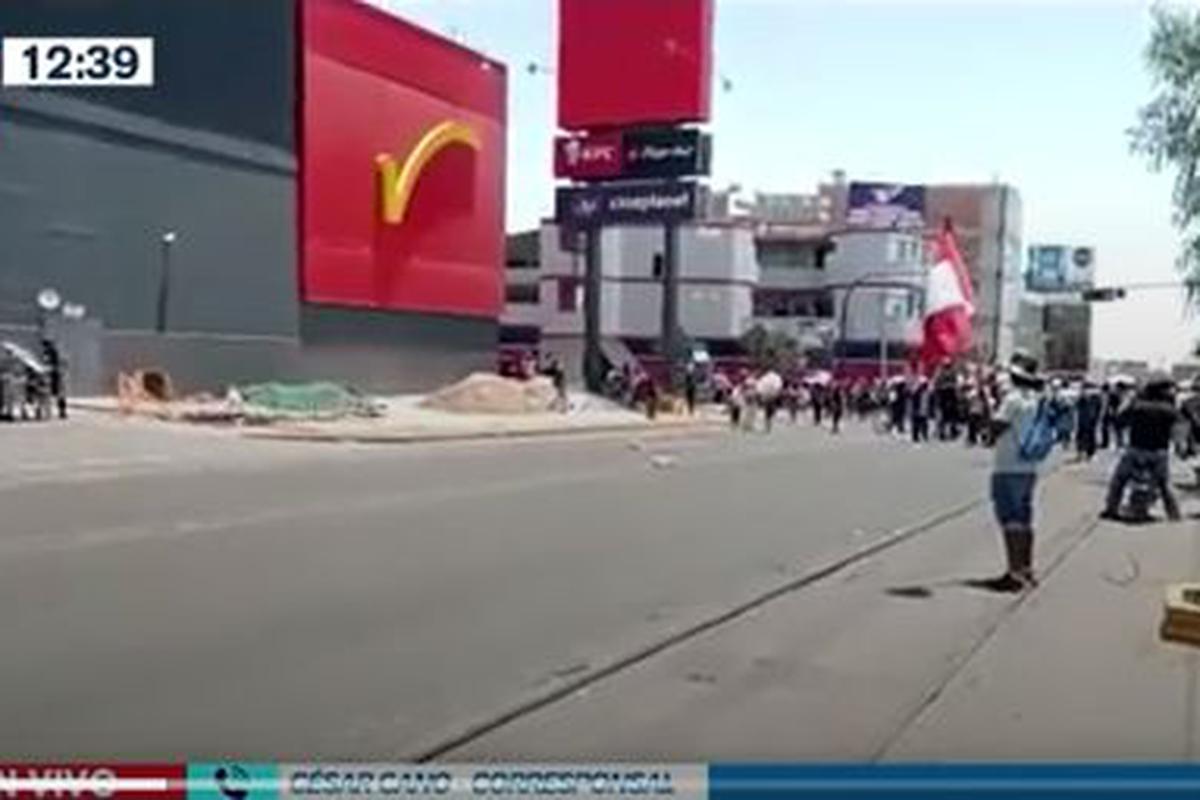 Tacna: Enfrentamientos entre manifestantes y policías y quema de casetas de peaje | VIDEO | PERU | EL COMERCIO PERÚ
