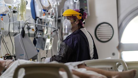 Personal médico realiza su trabajo en la Unidad de Cuidados Intensivos para pacientes con covid-19 hoy, en el Hospital Naval de Buenos Aires (Argentina). (Foto: EFE/Juan Ignacio Roncoroni).
