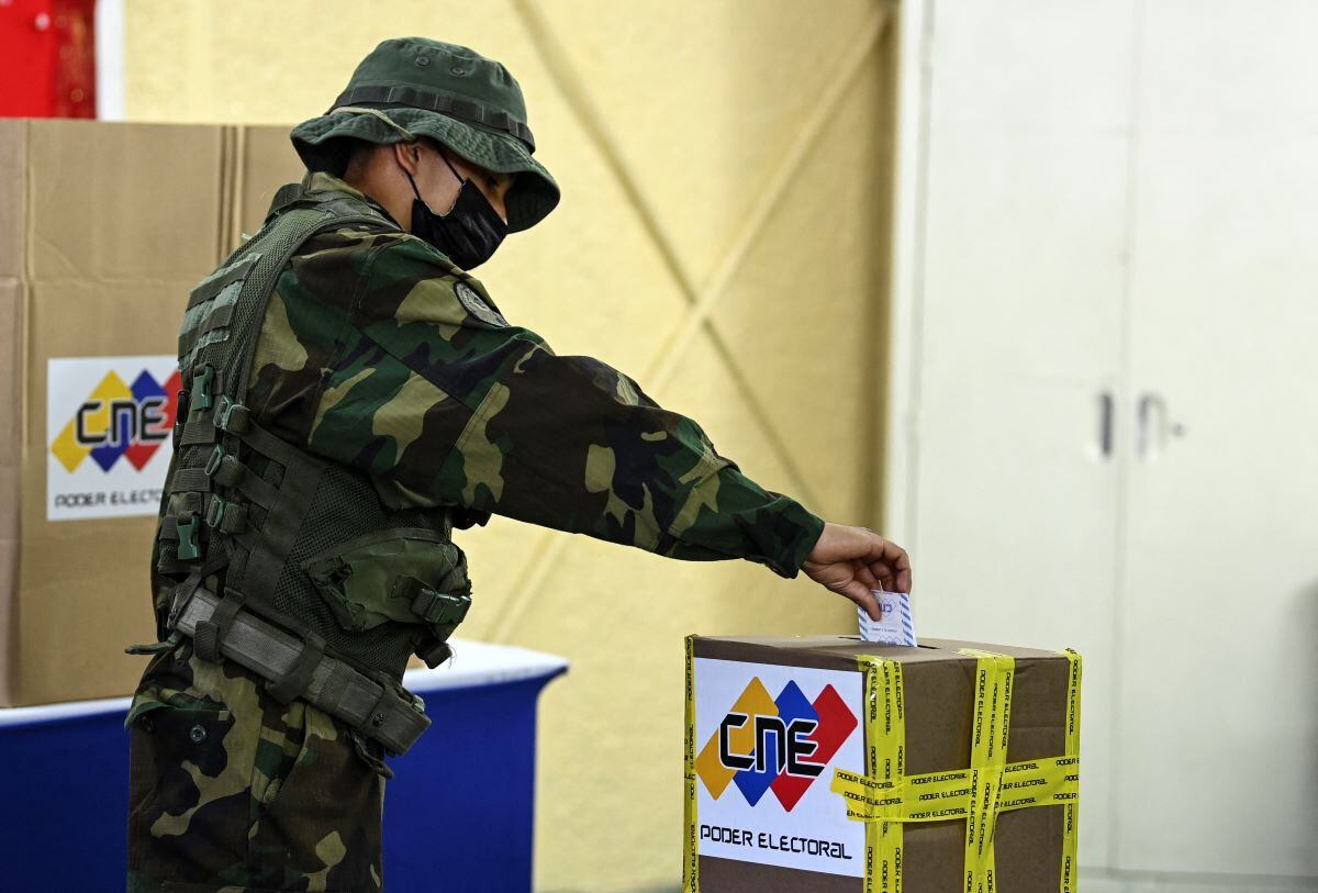 A member of the Bolivarian National Guard casts his vote in a school in Fort Tiuna in Caracas.  (Yuri CORTEZ / AFP).