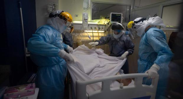 Health workers attend to a patient in an Intensive Care Unit (ICU) for Covid-19, in a private hospital in Montevideo.  (Photo: AFP / Pablo PORCIUNCULA).