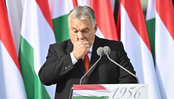 El primer ministro de Hungría, Viktor Orban, pronuncia un discurso durante un acto para conmemorar el 66º aniversario del levantamiento húngaro contra la ocupación soviética, frente a la Casa Mindszethyneum, el 23 de octubre del 2022. (Foto de Attila KISBENEDEK / AFP)