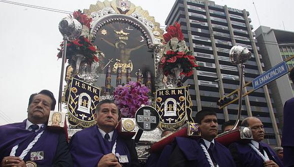 La imagen del Señor de los Milagros recorre las calles de Lima