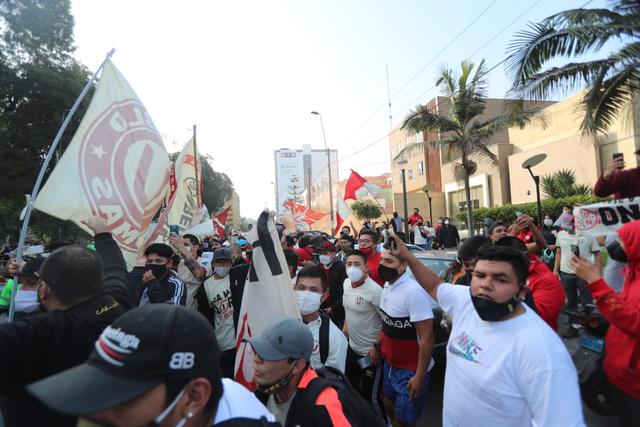 Se aprecia a los hinchas con banderolas, algunos no haciendo el uso correcto de las mascarillas y sin respetar el distanciamiento social, (Foto: Jesús Saucedo / GEC)