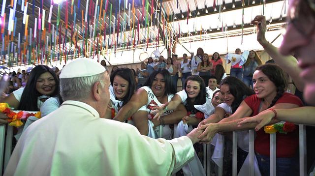 Un día después de arribar en Santiago de Chile, el papa Francisco visitó la cárcel femenina de San Joaquín, donde fue recibida por cientos de reclusas. (Reuters)
