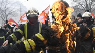 Manifestación de bomberos en París degenera en choques con la policía | FOTOS