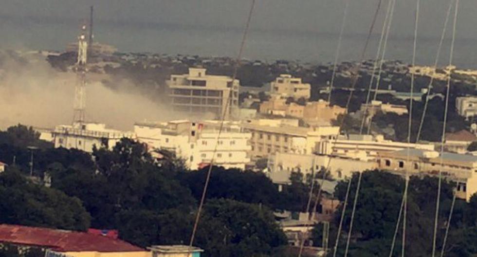 Al menos 15 personas han fallecido durante un ataque terrorista, perpetrado en un hotel de la capital de Somalia, Mogadiscio. (Foto: Twitter)