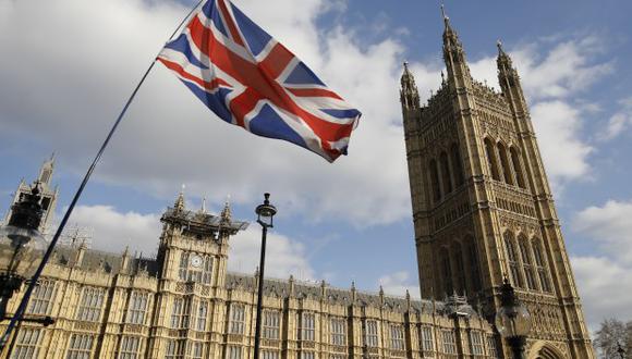 Este rechazo a las leyes europeas tendrá efecto cuando Reino Unido formalice el Brexit el próximo 31 de octubre. En la foto, una bandera del Reino Unido ondea cerca de las Casas del Parlamento británico. (Foto: AFP)