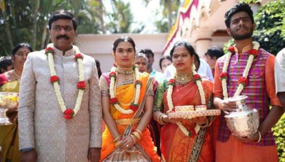 Janardhana Reddy (izq.) con su hija y otros miembros de su familia. (Foto: BBC)
