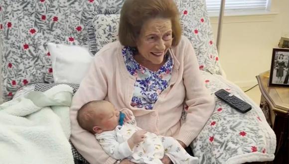 ¡Qué linda familia! Mujer de 99 años conoce a su bisnieto número 100 y la historia es viral en redes | Foto: NBC