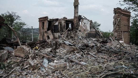 Los restos de una escuela destruida en la aldea de Bilogorivka, región de Lugansk, este de Ucrania, el 13 de mayo de 2022. (Foto referencial: YASUYOSHI CHIBA / AFP )