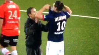 El hincha que abrazó y besó a Zlatan tras recibir su camiseta