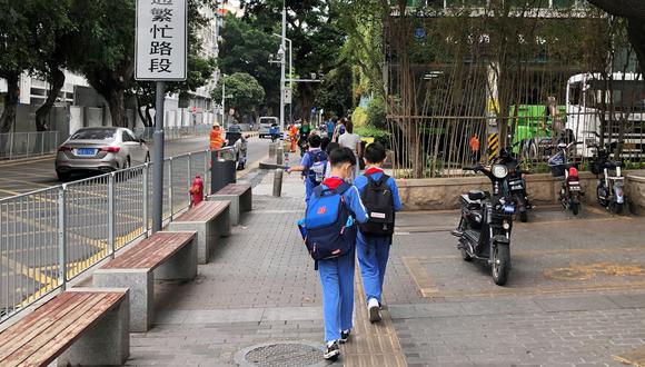 Niños se dirigen a sus colegios en Shenzhen, China. REUTERS