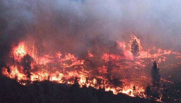 Bautizado como "Plateau", el gigantesco incendio quema 467.000 hectáreas a lo largo de 130 km en una región salvaje y poco poblada del oeste de Canadá. (Foto: Twitter)