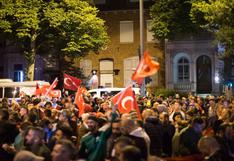 Miles de turcos exigen pena de muerte para responsables del intento de golpe