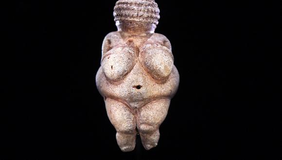 Esta foto muestra la figura prehistórica de la 'Venus de Willendorf' en el Museo de Historia Natural de Viena, Austria. (Helmut FOHRINGER / APA / AFP)