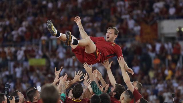 El italiano Francesco Totti defendió la camiseta de la Roma por 24 años. Anunció su retiro a mediados del 2017. (Foto: AFP)