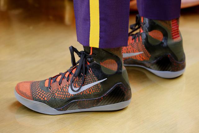 Spike Lee rindió homenaje a Kobe Bryant el domingo con un saco morado de los Lakers con el número 24 del fallecido astro del basquetbol en las solapas. (Foto: Agencia)