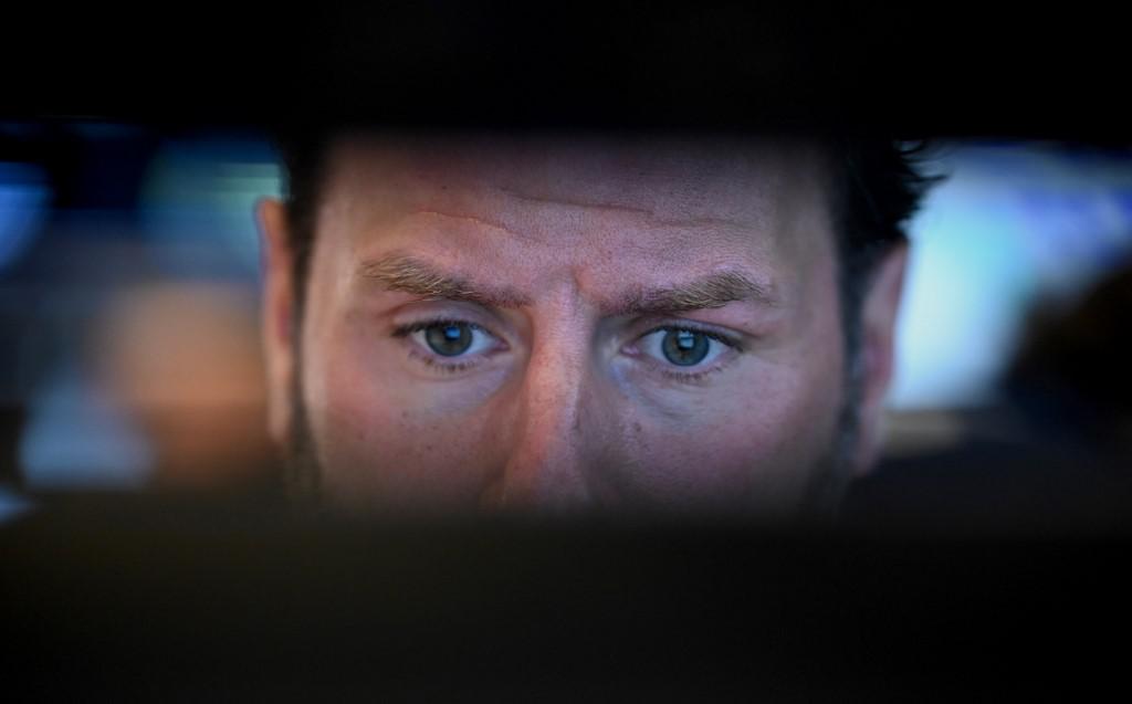 Los comerciantes trabajan durante la campana de apertura en la Bolsa de Nueva York (NYSE) el 16 de marzo de 2020 en Wall Street en la ciudad de Nueva York. (Foto: Johannes EISELE / AFP)