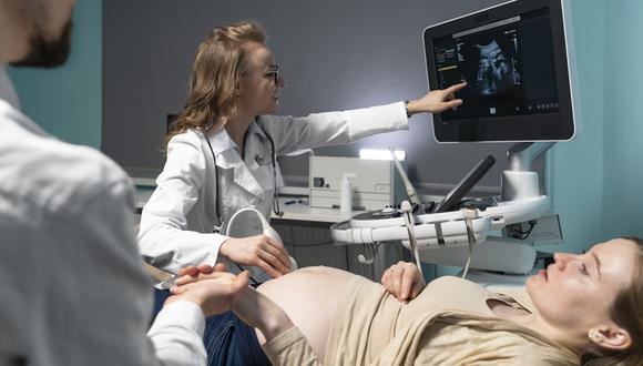 Una ecografía en el primer trimestre del embarazo permite detectar de manera precoz diversas anomalías y riesgos.