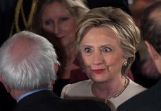 Hillary sorprende a Bill Clinton viendo "algo" durante investidura de Trump