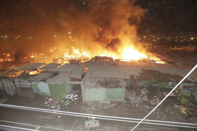 Decenas de puestos del mercado "Bolívar" de Villa El Salvador, quedaron reducidos a cenizas tras el incendio registrado esta madrugada. (Fotos: José Caja)