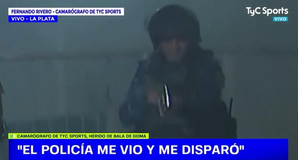 Mientras hacía su trabajo, policía observó a camarógrafo de medio argentino y le disparó una bala de goma. Mira el video aquí. (Foto: Captura TyC Sports)