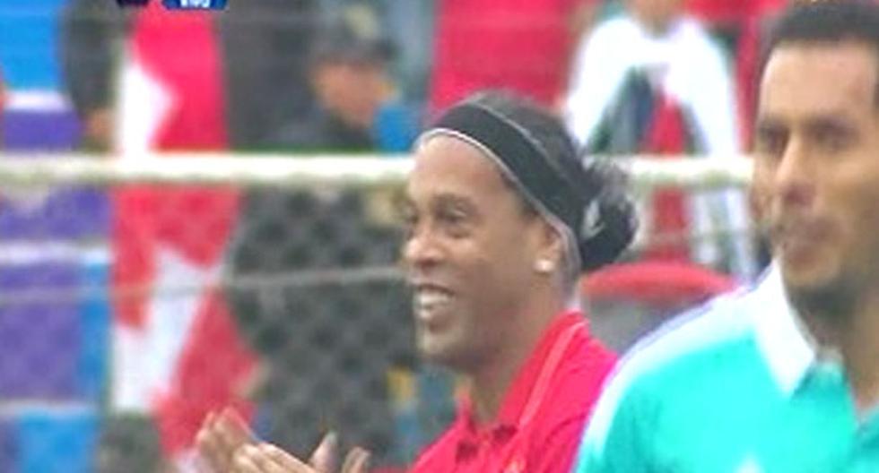 Pese a la altura, Ronaldinho se da el lujo de hacer jugadas como esta. (Foto: Captura CMD)