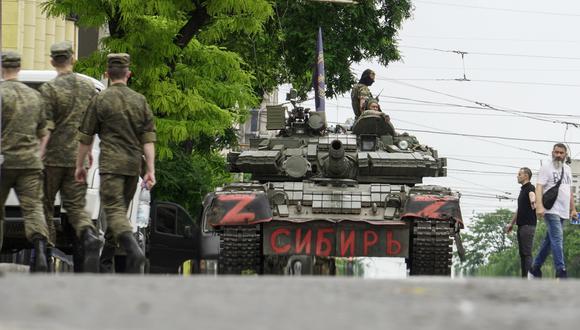 Militares de la compañía militar privada (PMC) Grupo Wagner bloquean una calle con un tanque que dice 'Siberia' en el centro de Rostov-on-Don, en el sur de Rusia, el 24 de junio de 2023. (Foto de EFE/EPA/STRINGER)