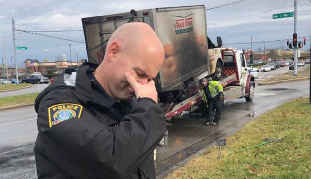 Policías "lloraron" la pérdida de un camión lleno de donuts y se volvieron tendencia. (Fotos: @lexkypolice en Twitter)