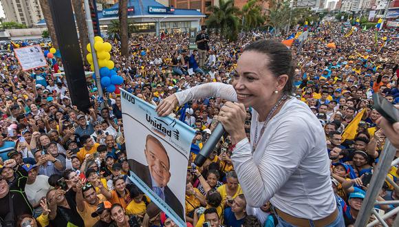 La líder opositora María Corina Machado habla en un acto político en una avenida en Maracaibo, Venezuela, el 2 de mayo de 2024.  (Foto de Henry Chirinos / EFE)