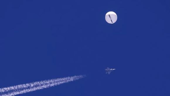 En esta foto suministrada por Chad Fish, un globo vuela sobre el océano Atlántico, cerca de la costa de Carolina del Sur. (Foto: Chad Fish / Associated Press)