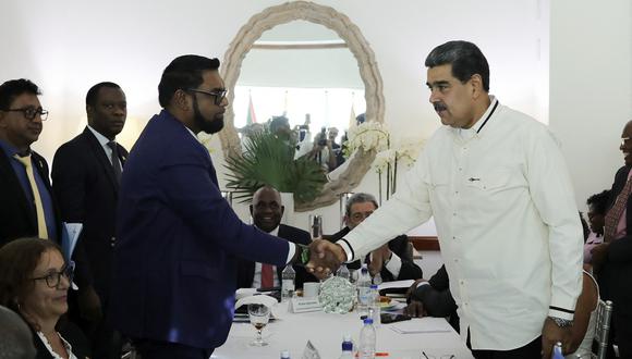 El presidente de Venezuela, Nicolás Maduro, le da la mano al presidente de Guyana, Irfaan Ali, durante una reunión en San Vicente y las Granadinas el 14 de diciembre de 2023. (Foto de MARCELO GARCIA / Presidencia de Venezuela / AFP)