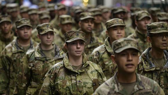Soldados del Ejército de EE. UU. marchan durante el Desfile anual del Día de los Veteranos en Nueva York el 11 de noviembre de 2022. (Foto de ANGELA WEISS / AFP)
