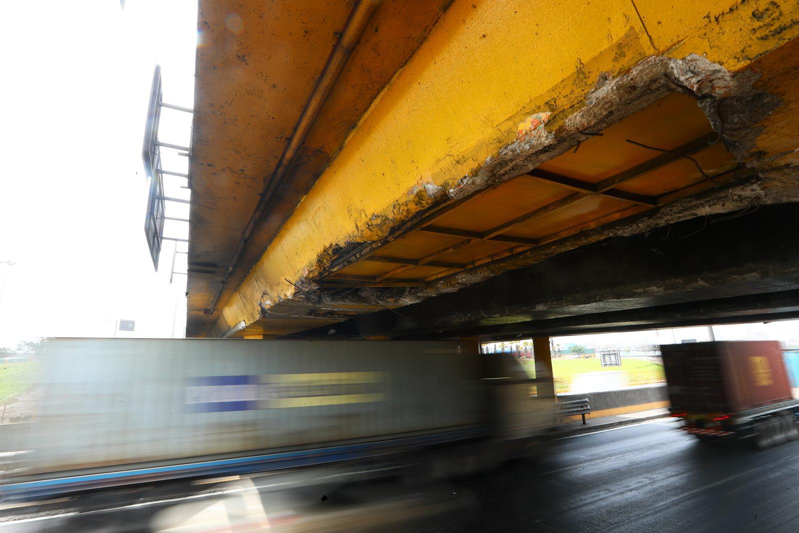 El puente Huánuco luce así desde el 2014, debido a diversas colisiones que ha tenido desde esa época. (Foto: Alessandro Currarino)