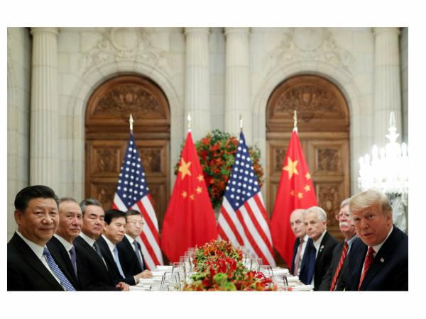 El presidente de EE. UU., Donald Trump (d.), y el presidente de China, Xi Jinping (i.), con sus respectivos gabinetes en una cena en Buenos Aires. (Reuters)