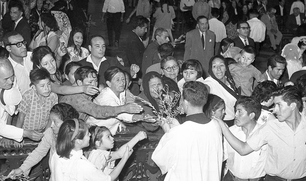 Todos los fieles que escucharon misa en la Catedral de Lima pugnaban por llevarse los olivos bendecidos. Postal de 1966. Foto: Archivo Histórico El Comercio