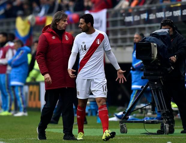Ricardo Gareca dejó de convocar a Claudio Pizarro después de una derrota ante Uruguay en 2016 | Foto: AFP