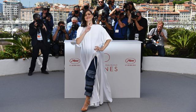 French actress Marion Cotillard poses on May 17, 2017 during photocall for the film 'Ismael's Ghosts' (Les Fantomes d'Ismael) ahead of the opening ceremony of the 70th edition of the Cannes Film Festival in Cannes, southern France.  / AFP / Alberto PIZZOLI