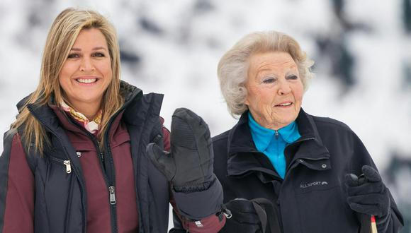 La reina Máxima de los Países Bajos (izquierda) y la princesa Beatriz de Holanda posan para una foto el 25 de febrero de 2020 durante sus vacaciones de invierno en Lech am Arlberg, en Austria. (Foto de DIETMAR STIPLOVSEK / APA / AFP).