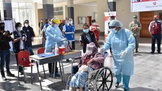 Tacna: mujer de 103 años y beneficiaria de Pensión 65 recibió vacuna contra el COVID-19