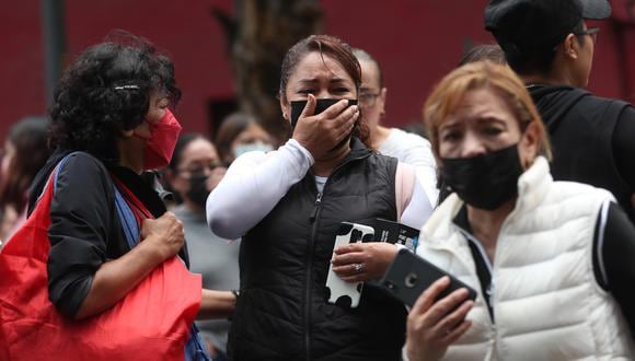 Personas permanecen en las calles tars el terremoto de magnitud 7,7 que sacudió a México. (EFE/Sáshenka Gutiérrez).